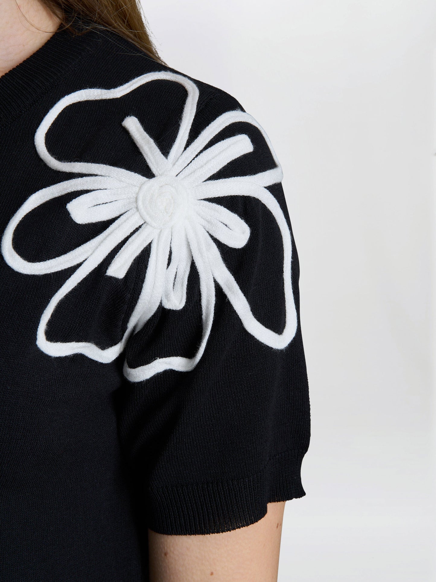  Vicki Short Sleeve Sweater With Flower Applique