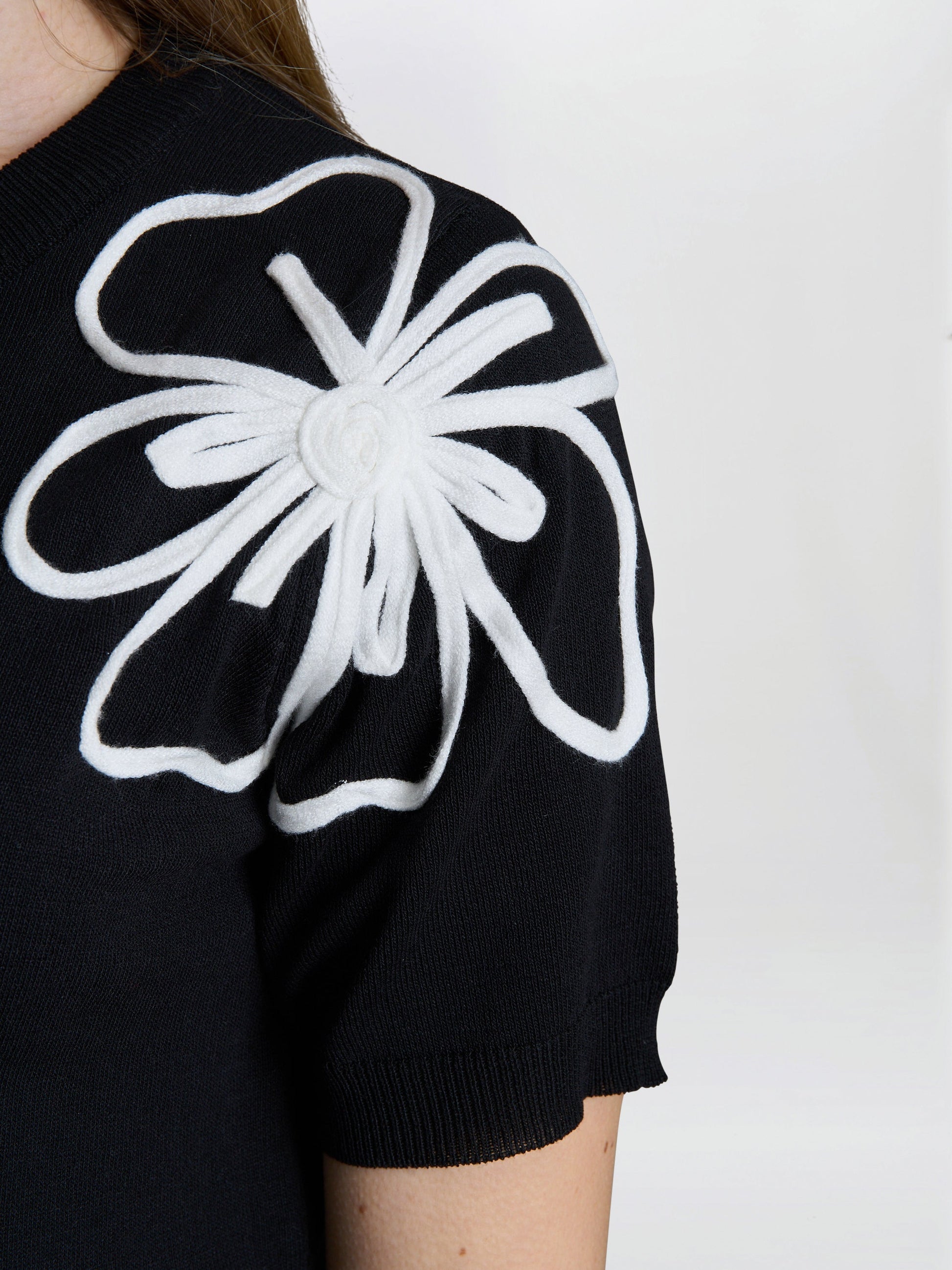  Vicki Short Sleeve Sweater With Flower Applique