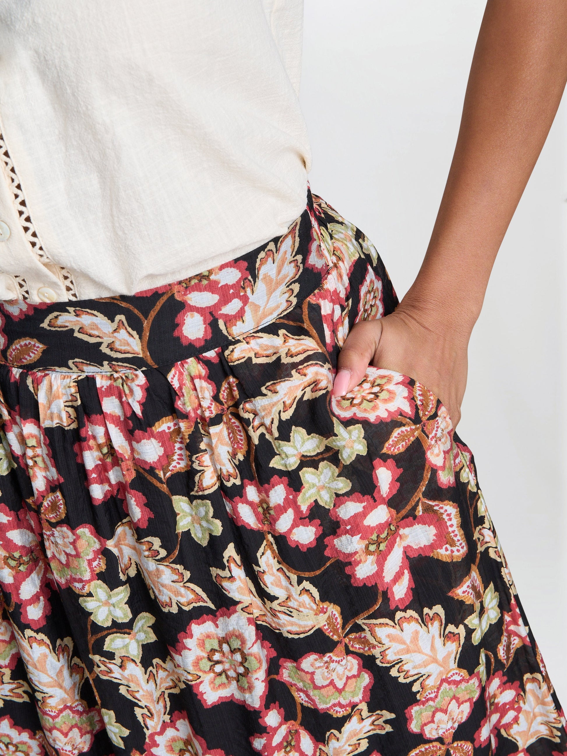  Emi Floral Elastic Waist Skirt